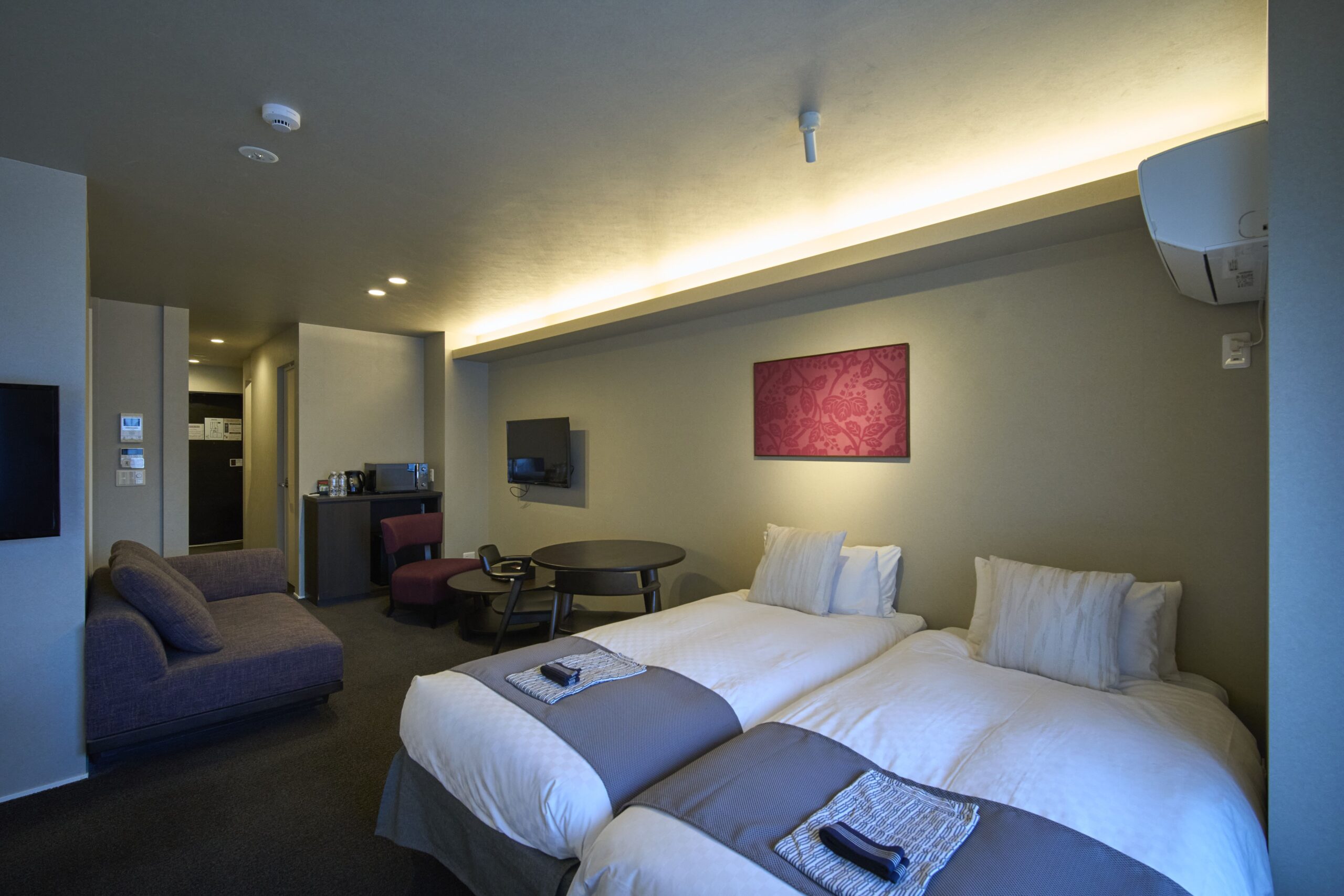 Semi-Suite Room